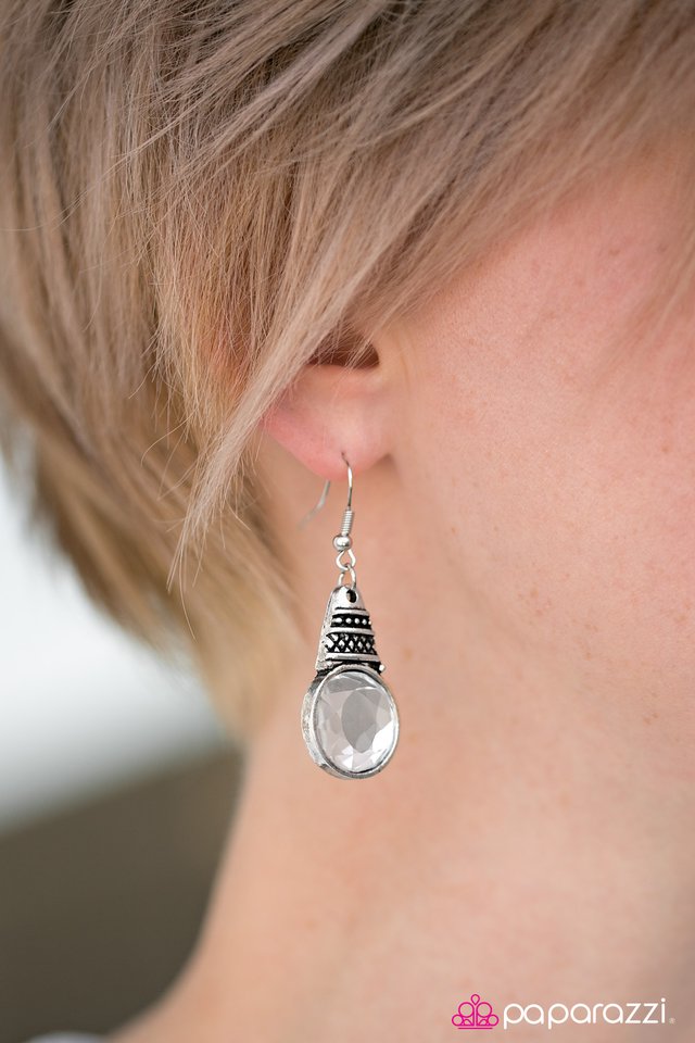 Paparazzi Accessories A Touch Of Glass White